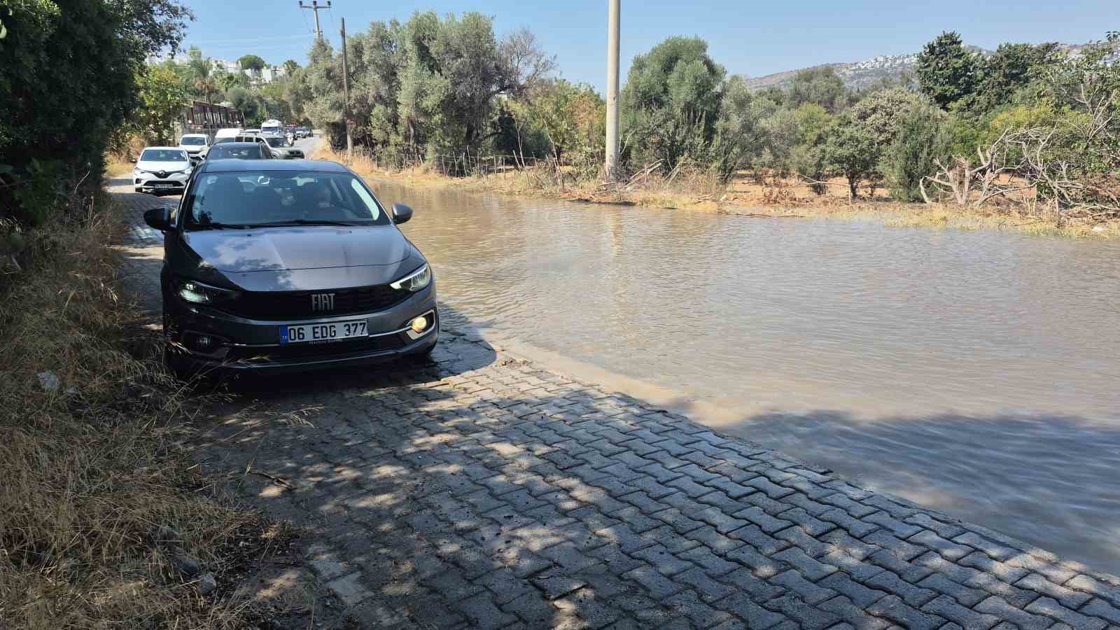Bodrum’da su isale hattı patladı 