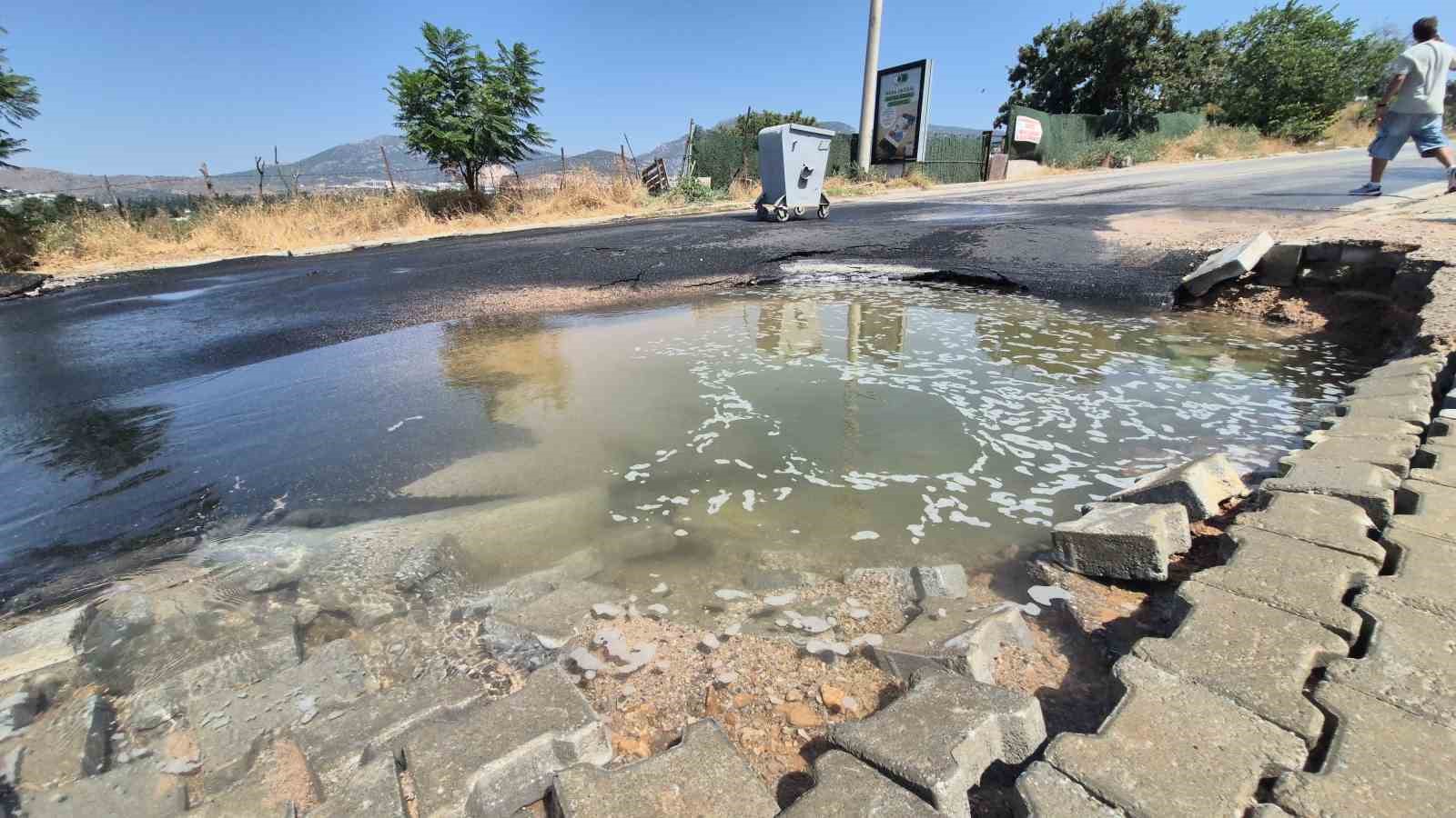 Bodrum’da su isale hattı patladı 