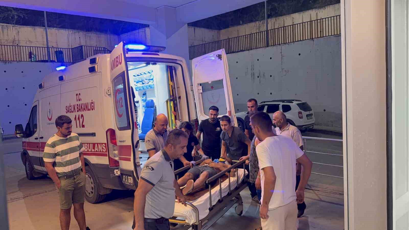 Otomobil yayla yolunda uçuruma yuvarlandı: 2 yaralı 