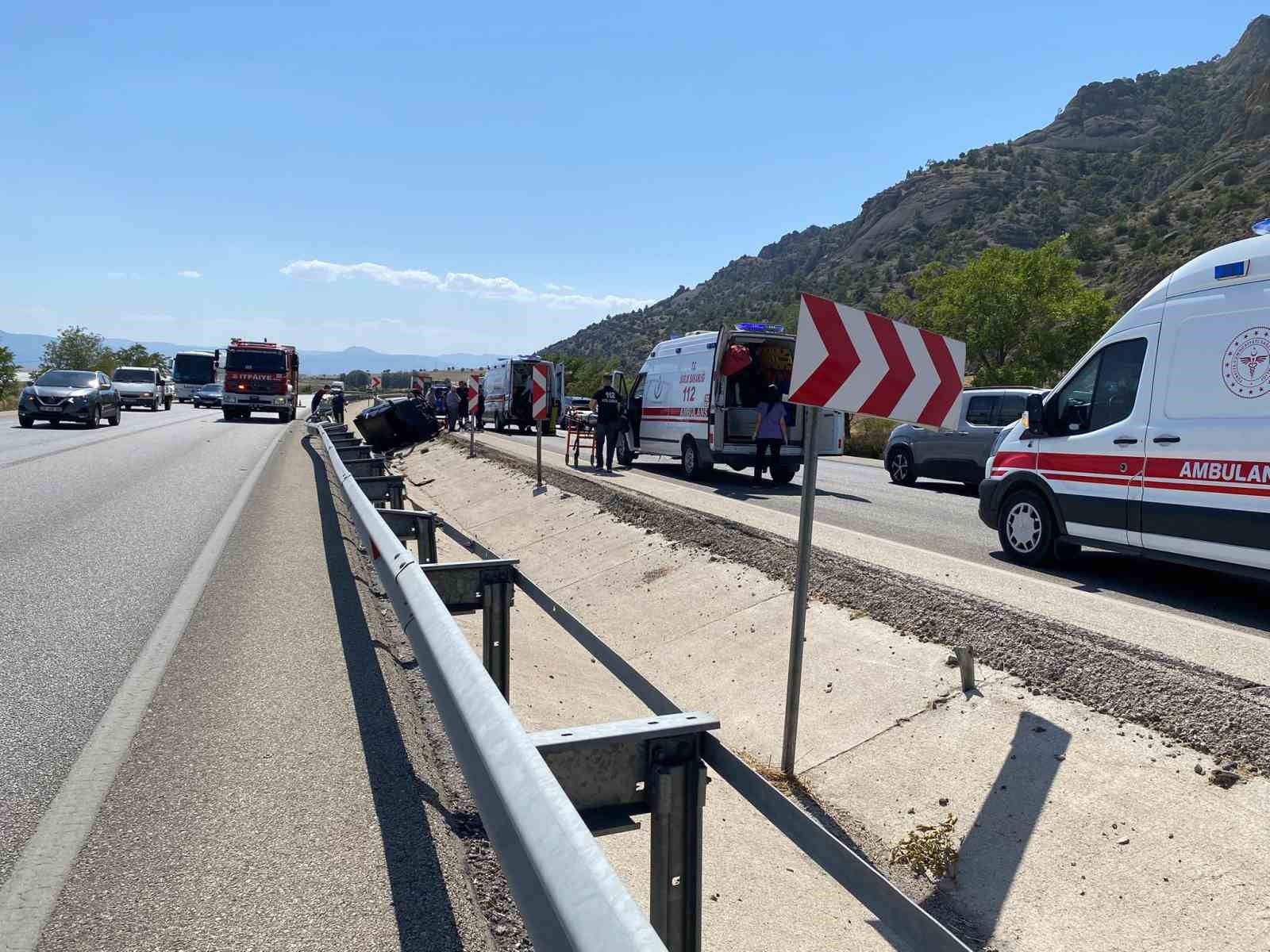 Refüje çarparak takla atan Tofaş kullanılmaz hale geldi: 4 yaralı 