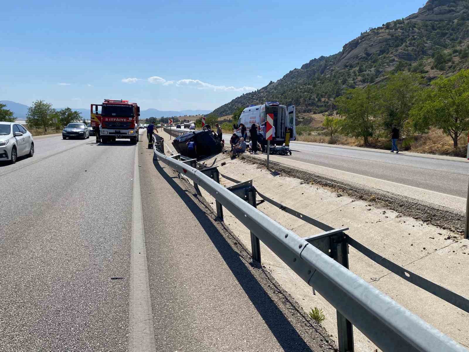 Refüje çarparak takla atan Tofaş kullanılmaz hale geldi: 4 yaralı 