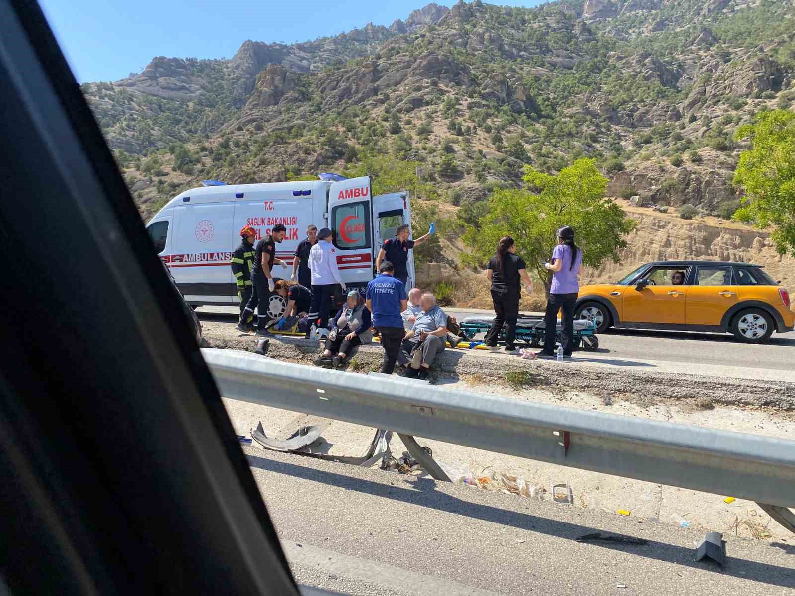 Refüje çarparak takla atan Tofaş kullanılmaz hale geldi: 4 yaralı 