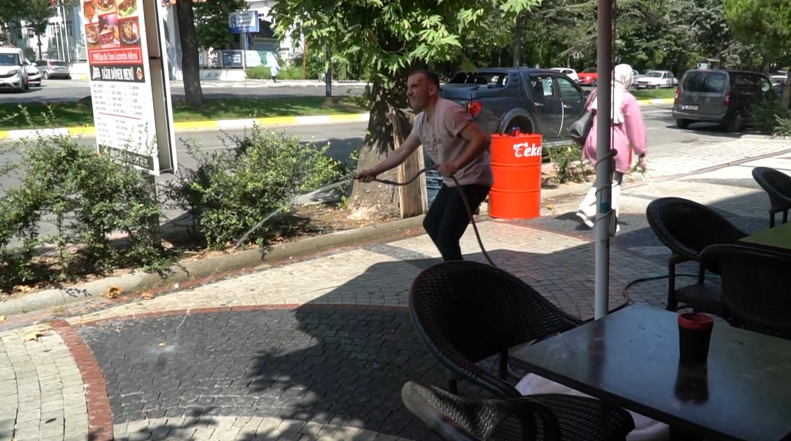 Müşterilerini kapıda havlayarak karşılayan garson, ilgi odağı oldu 