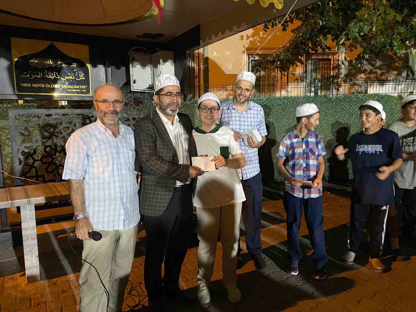 Vefa gecesinde Kur’an kursu öğrencileri ödüllerini aldı 