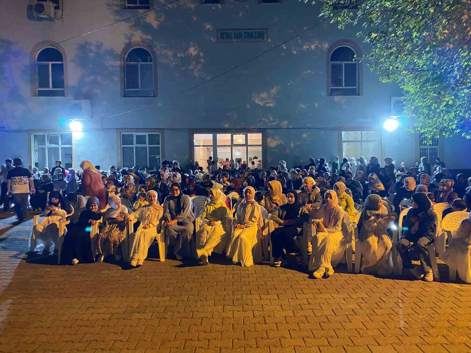 Vefa gecesinde Kur’an kursu öğrencileri ödüllerini aldı 