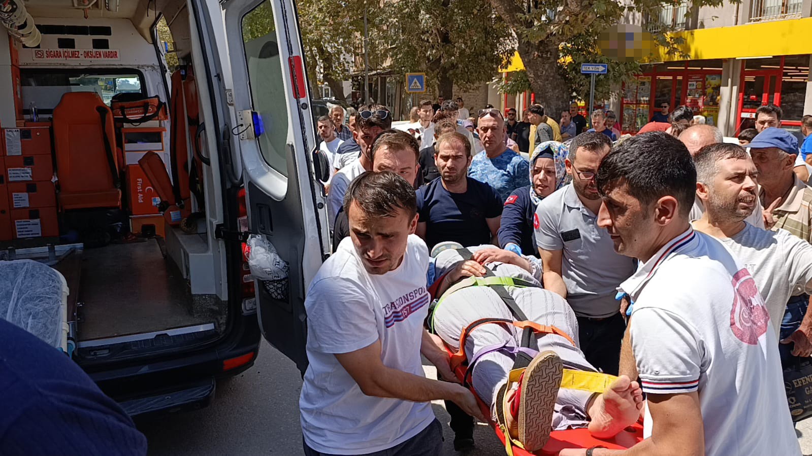 Motosiklet ile otomobil kafa kafaya çarpıştı 
