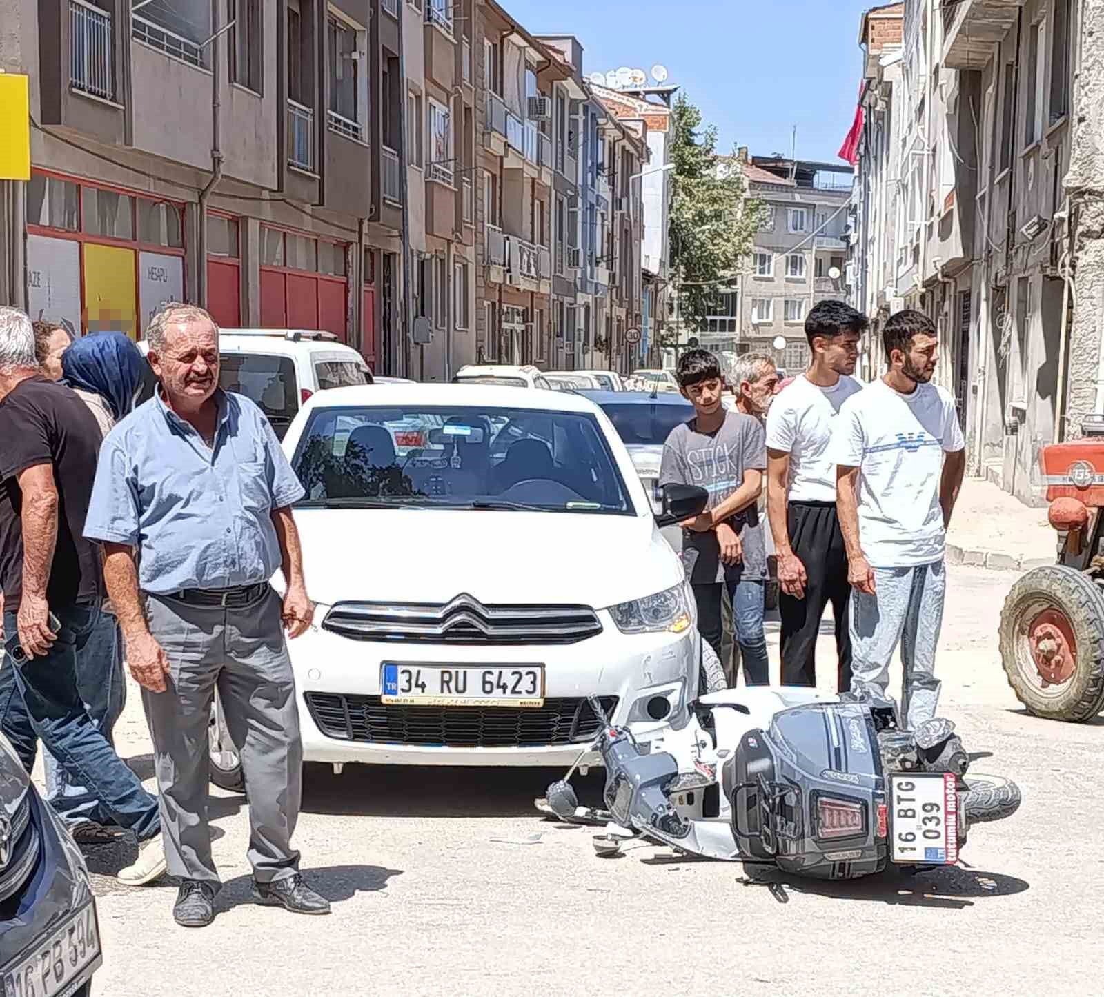 Motosiklet ile otomobil kafa kafaya çarpıştı 