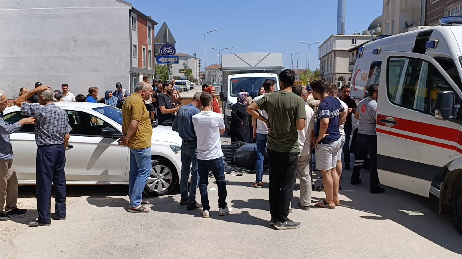 Motosiklet ile otomobil kafa kafaya çarpıştı 