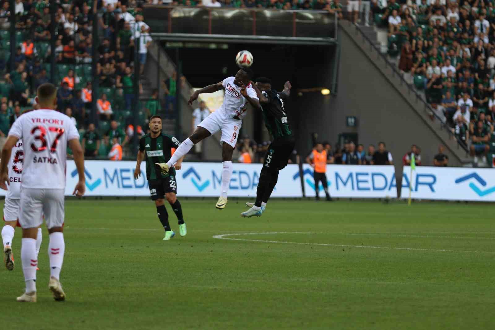 Trendyol Süper Lig: Kocaelispor: 0 - Samsunspor: 0 (İlk yarı) 