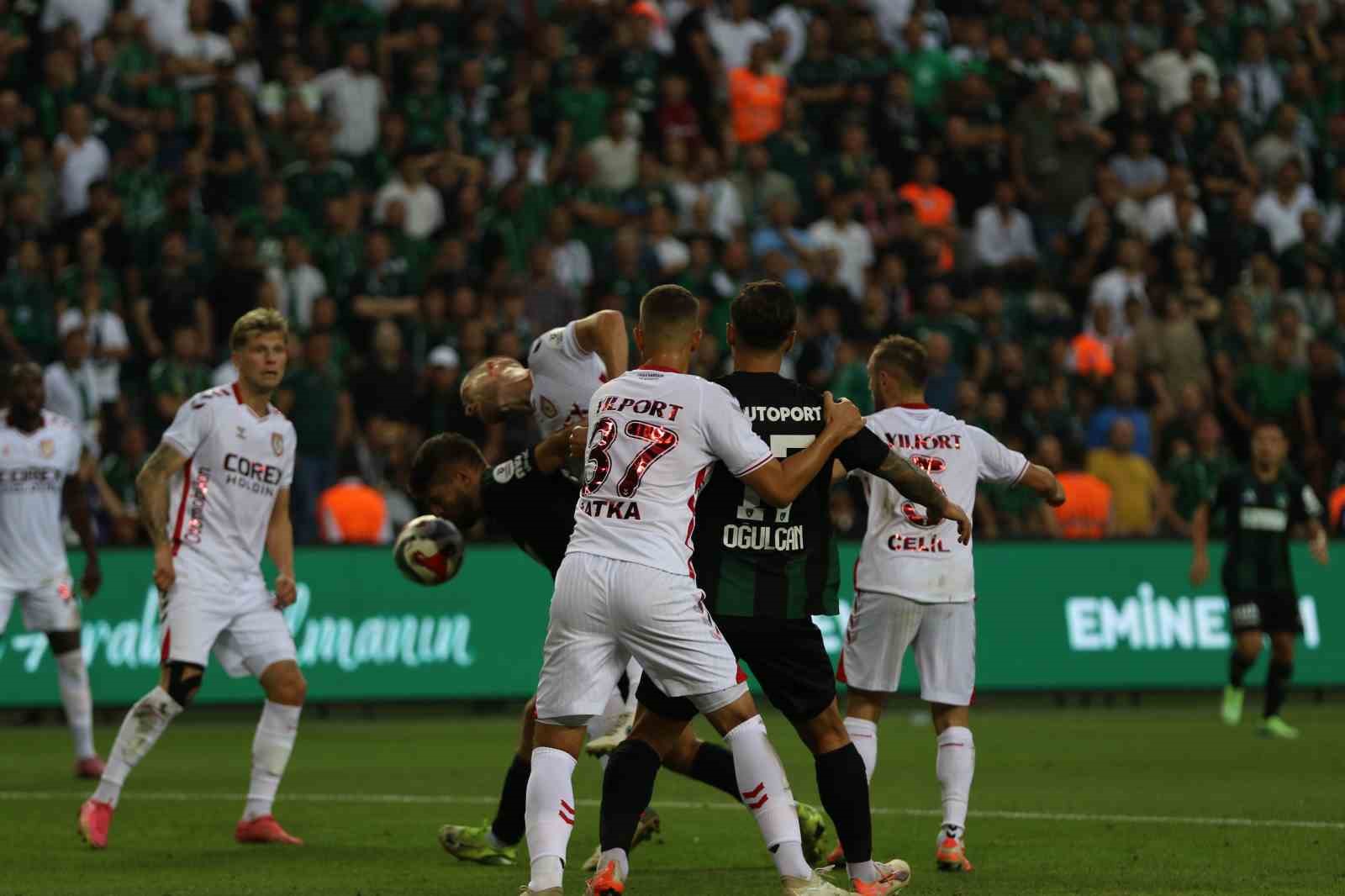Trendyol Süper Lig: Kocaelispor: 0 - Samsunspor: 0 (İlk yarı) 