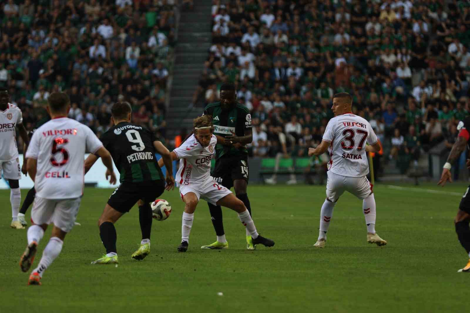 Trendyol Süper Lig: Kocaelispor: 0 - Samsunspor: 0 (İlk yarı) 