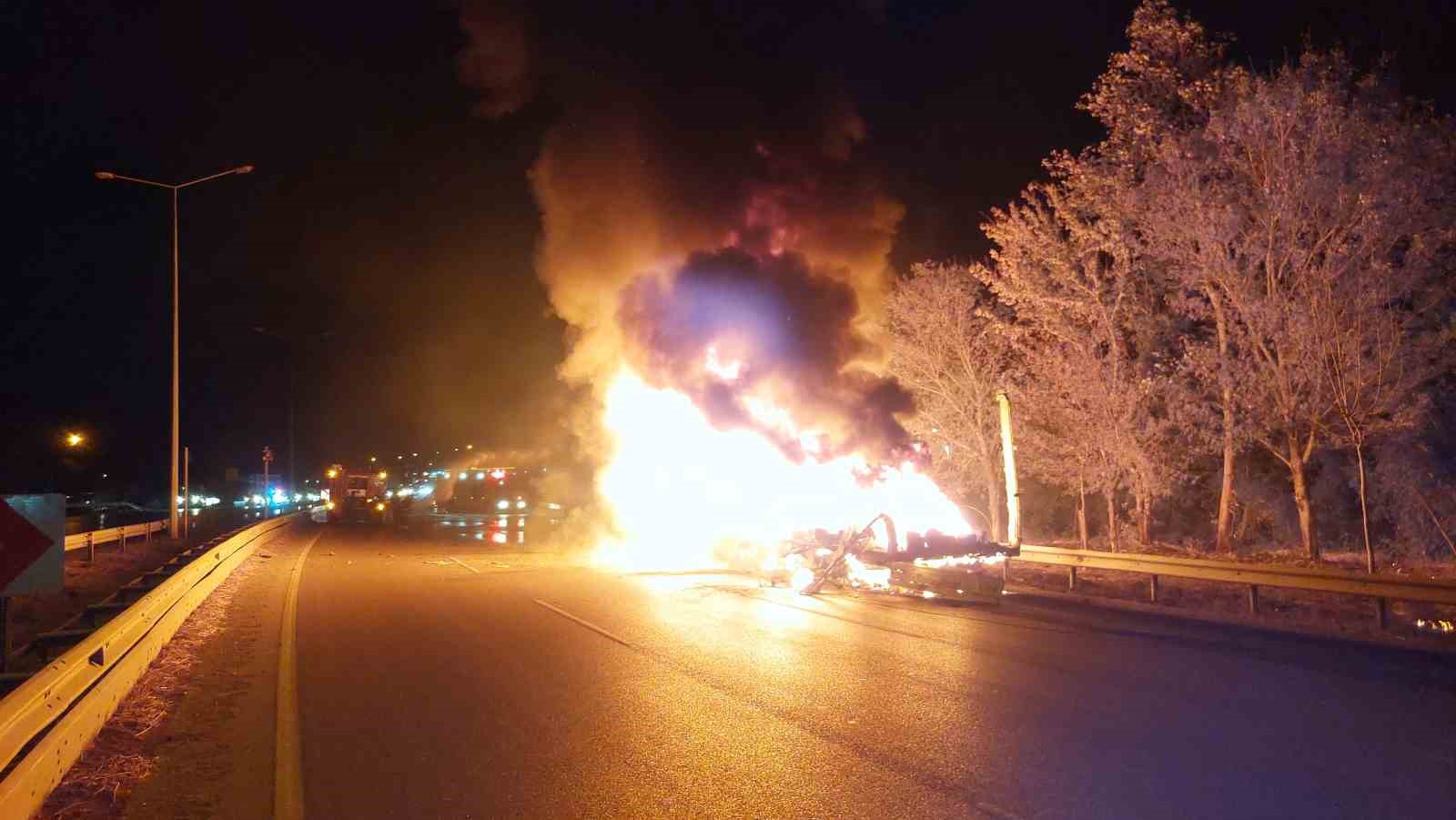 Samsun’da tiner yüklü tır alev alev yanıyor 