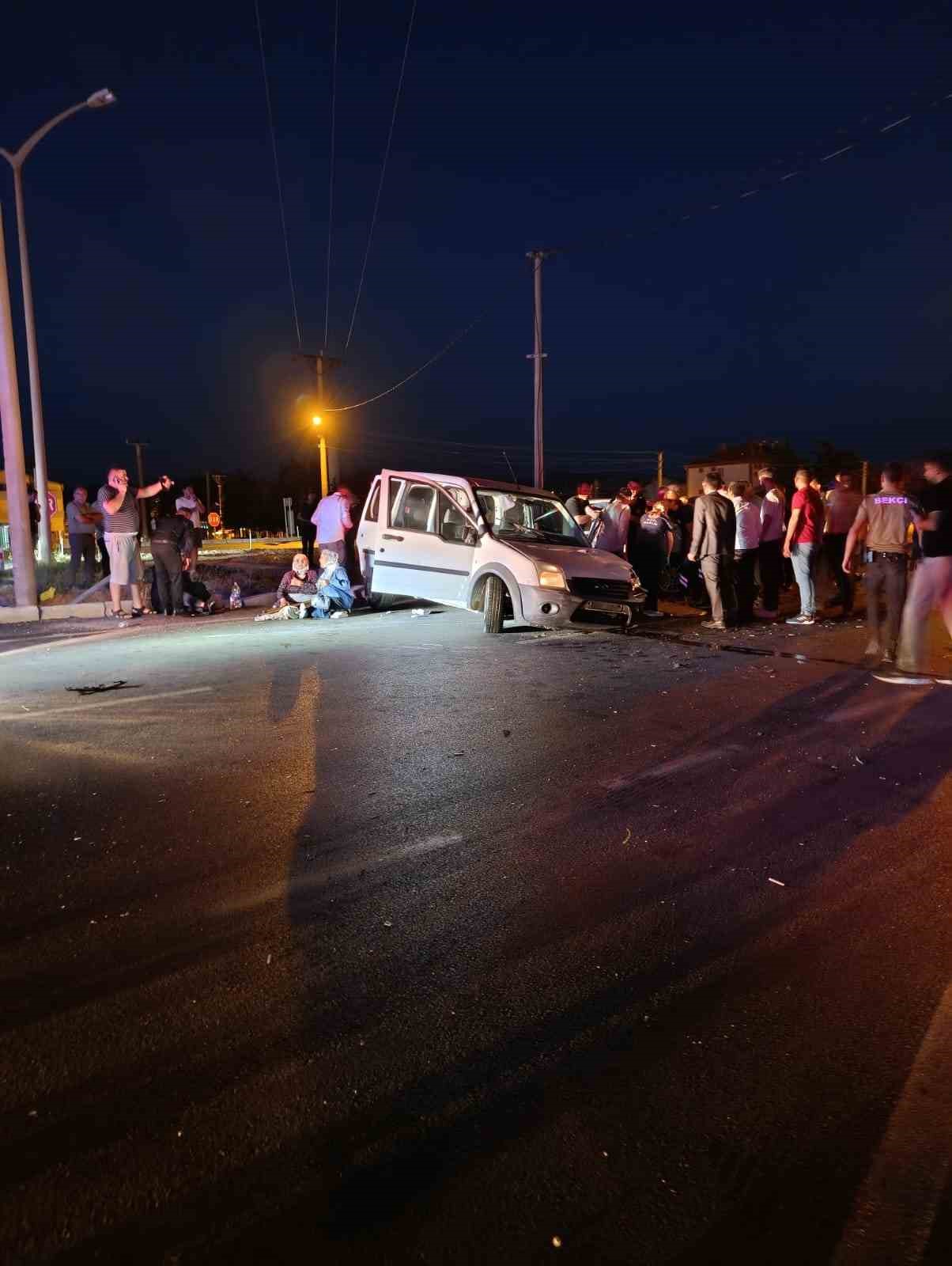 Şarkikaraağaç’ta hafif ticari araç ile otomobil çarpıştı: 5 yaralı 