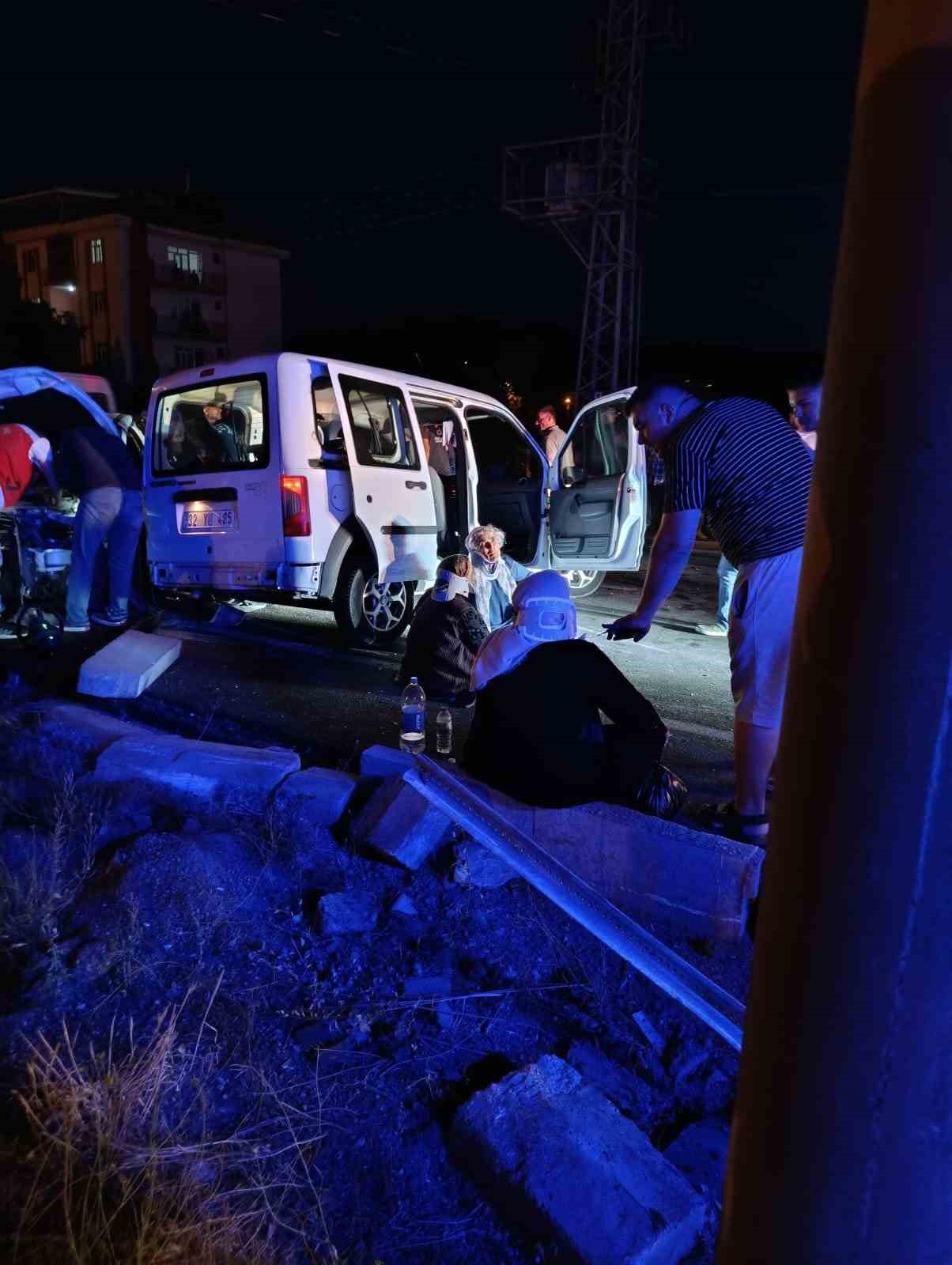Şarkikaraağaç’ta hafif ticari araç ile otomobil çarpıştı: 5 yaralı 
