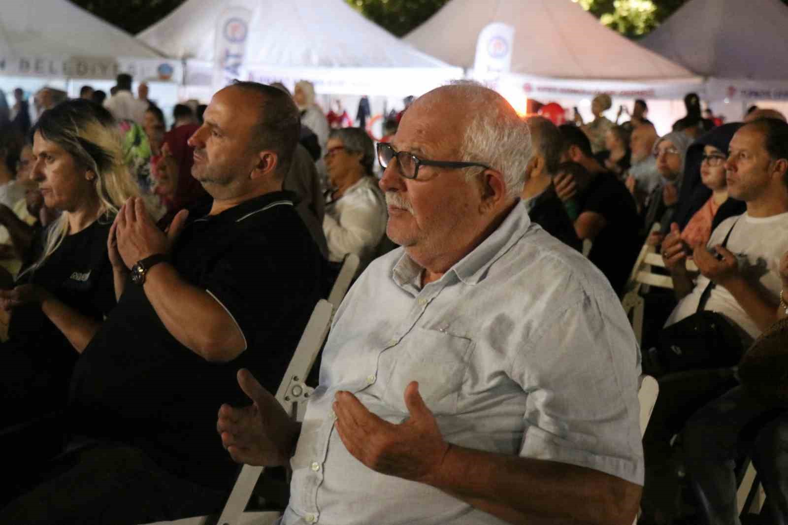 26 yıl geçti, acı hala taze: Depremde hayatını kaybedenler Sakarya’da anıldı 