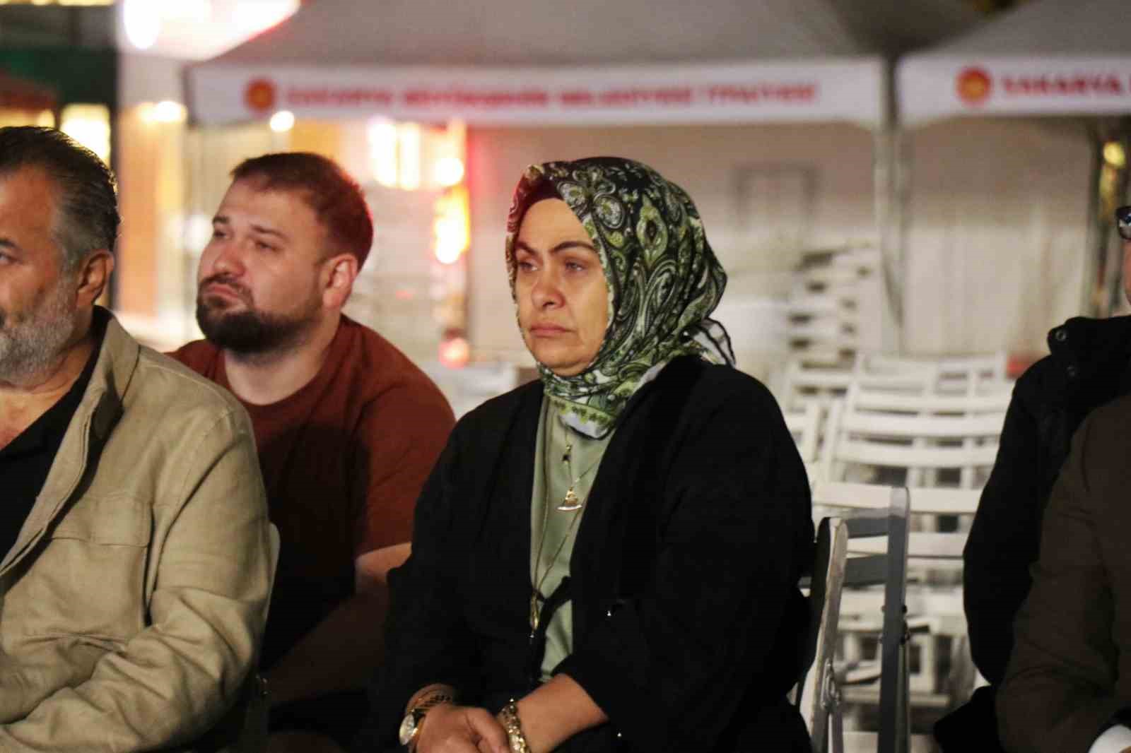 Deprem saati 03.02’de Sakarya’da eller semaya açıldı 