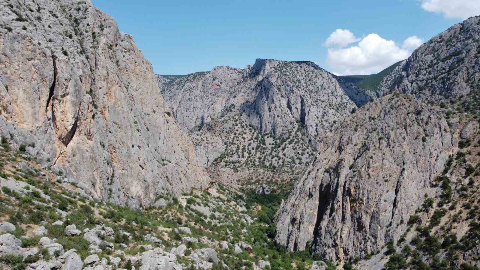 Görüntüsü ile mest eden Kazankaya Kanyonu, dron ile görüntülendi 