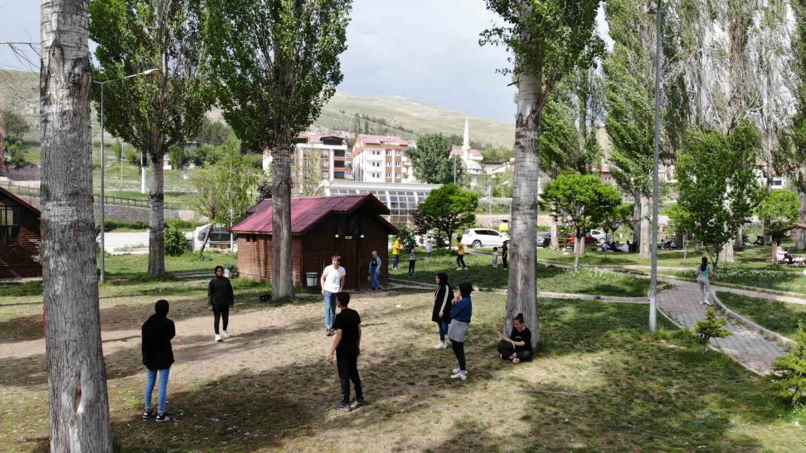 Bayburt’ta hafta sonu mesire alanları piknikçilerle doldu 