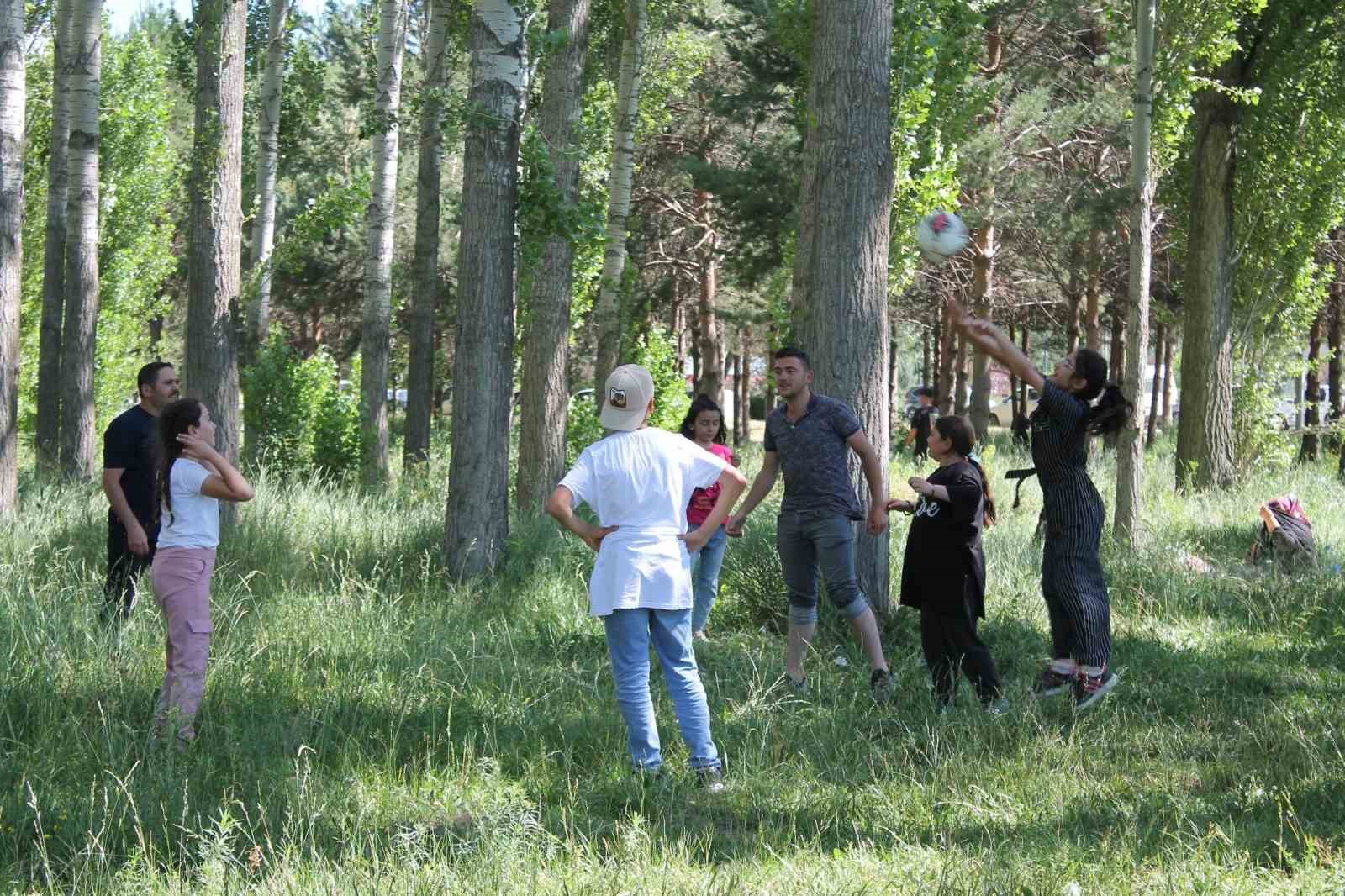 Bayburt’ta hafta sonu mesire alanları piknikçilerle doldu 