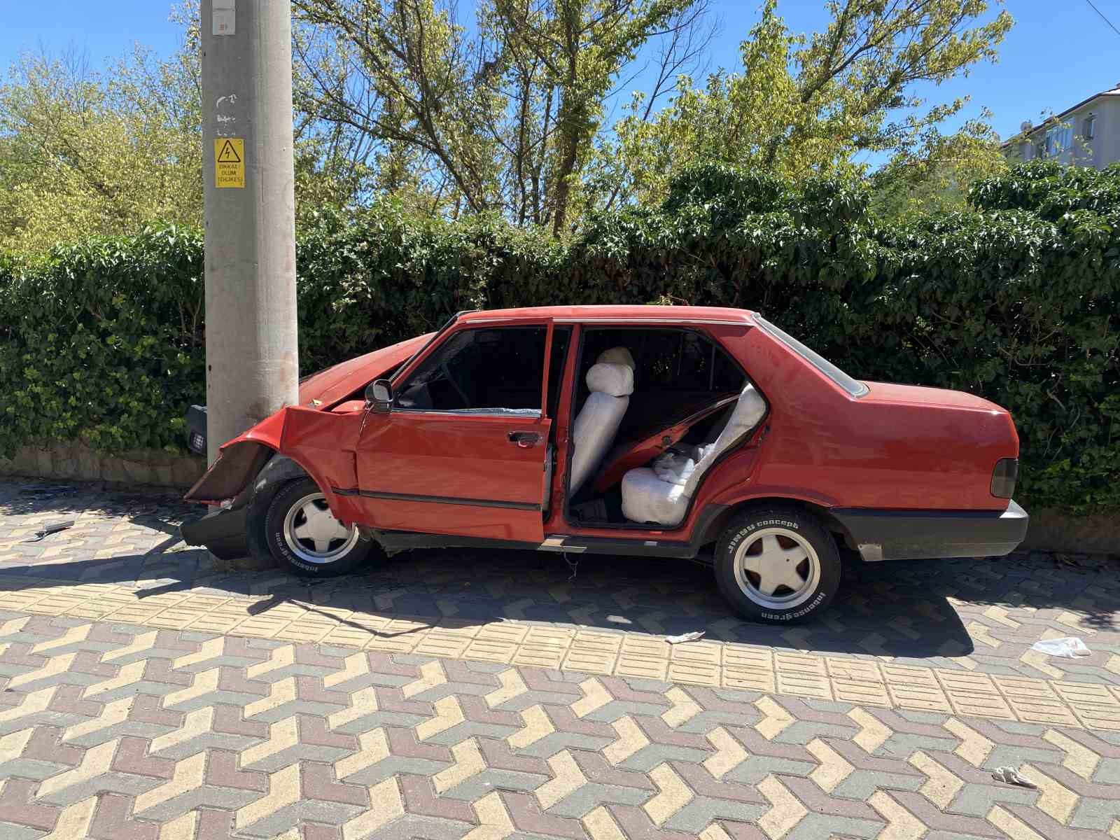 Fiat Tofaş otomobil önce araca, ardında beton direğe çarptı: 1 yaralı 