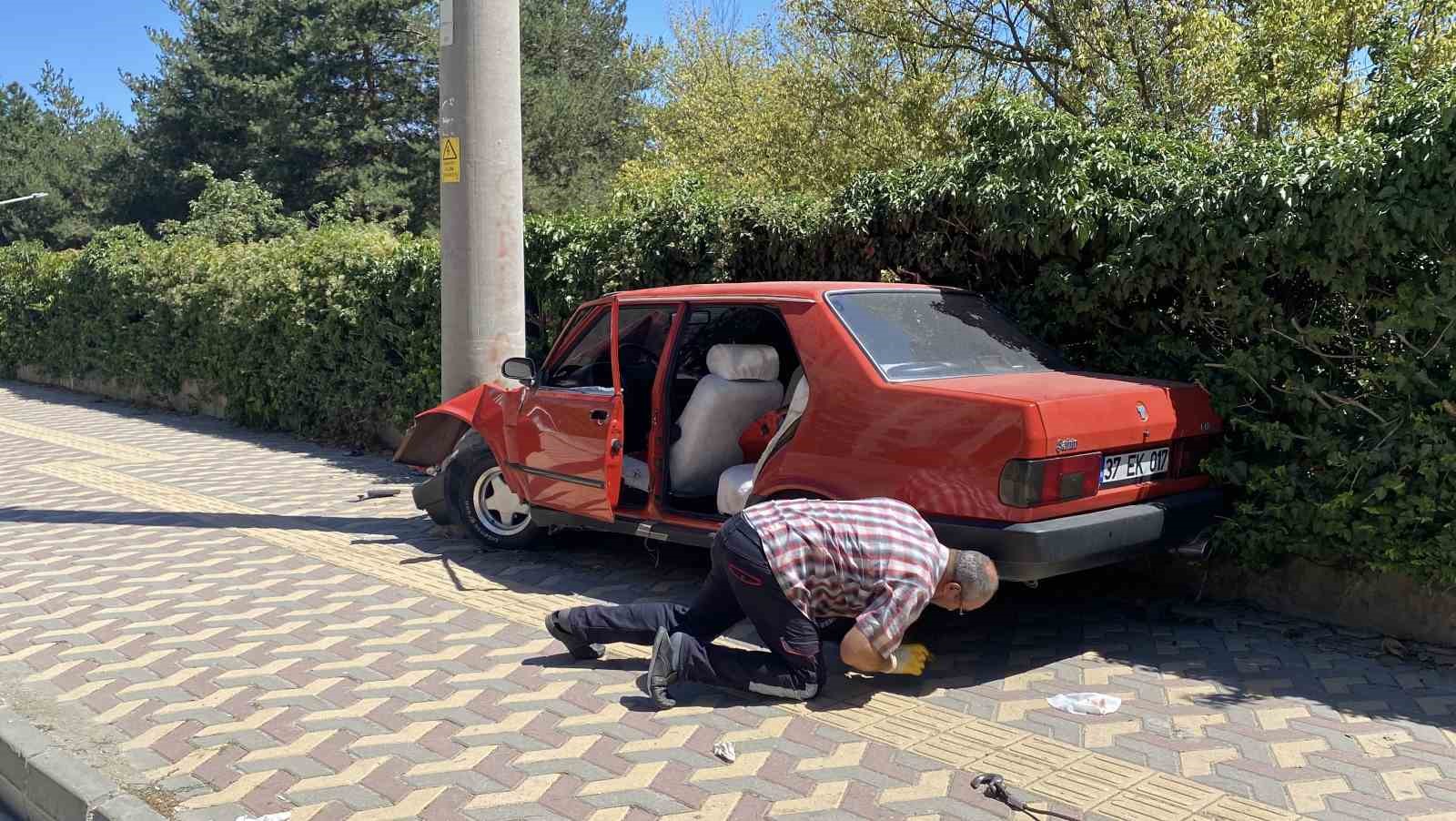Fiat Tofaş otomobil önce araca, ardında beton direğe çarptı: 1 yaralı 