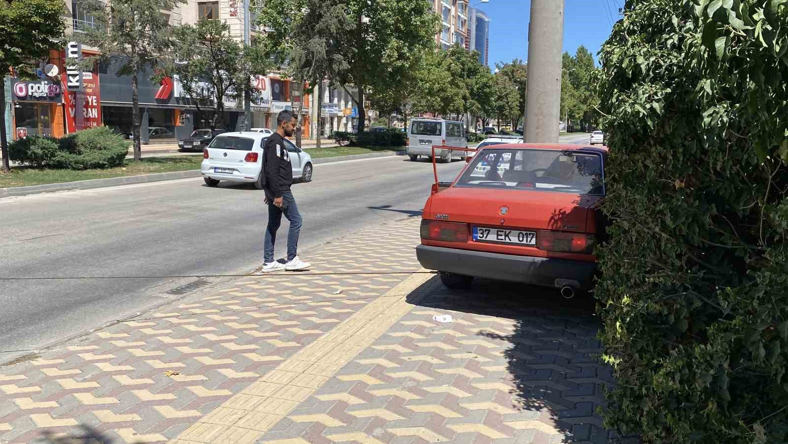 Fiat Tofaş otomobil önce araca, ardında beton direğe çarptı: 1 yaralı 