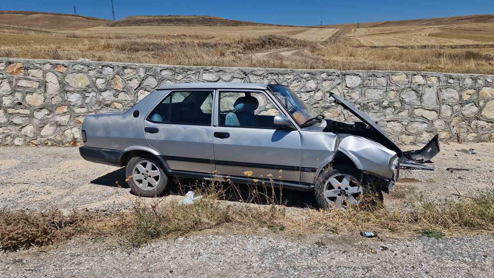 Kontrolden çıkan Fiat Tofaş otomobil duvara çarptı: 2 yaralı 