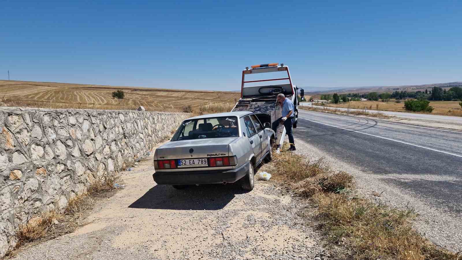Kontrolden çıkan Fiat Tofaş otomobil duvara çarptı: 2 yaralı 