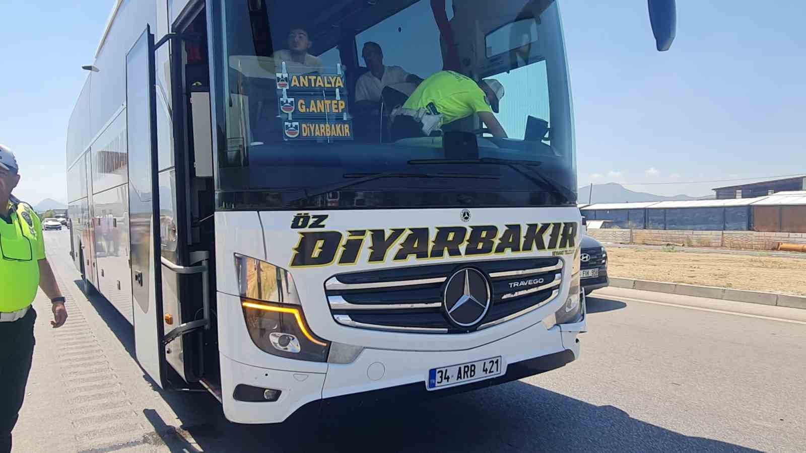 Sollamak istediği otobüse çarpıp tarlaya uçtu, 1’i ağır 3 kişi yaralandı 