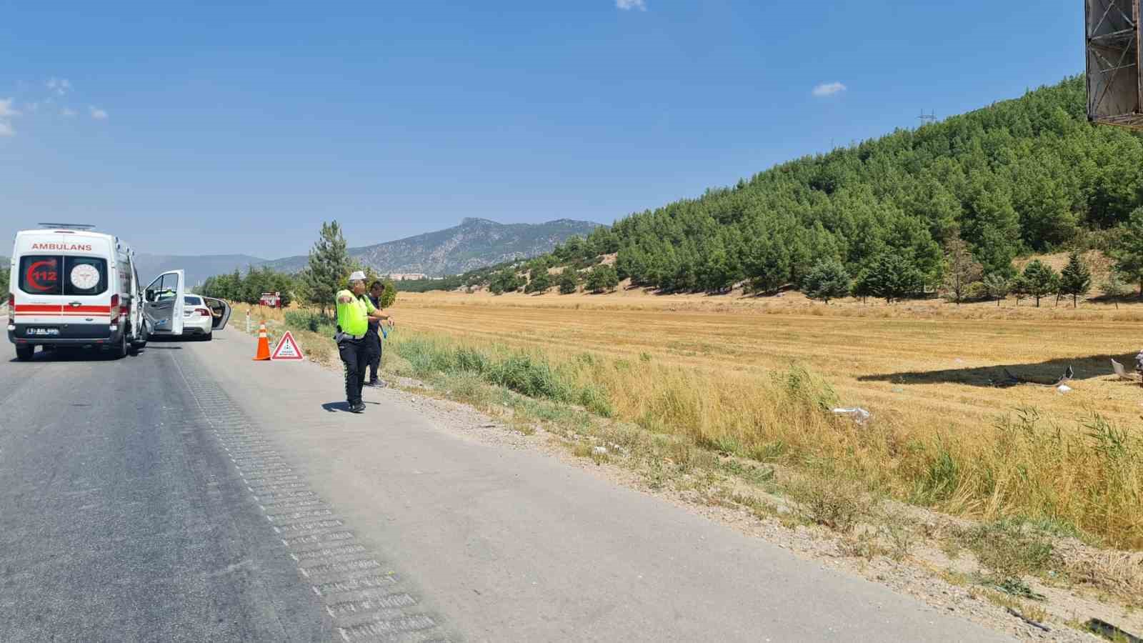 Sollamak istediği otobüse çarpıp tarlaya uçtu, 1’i ağır 3 kişi yaralandı 