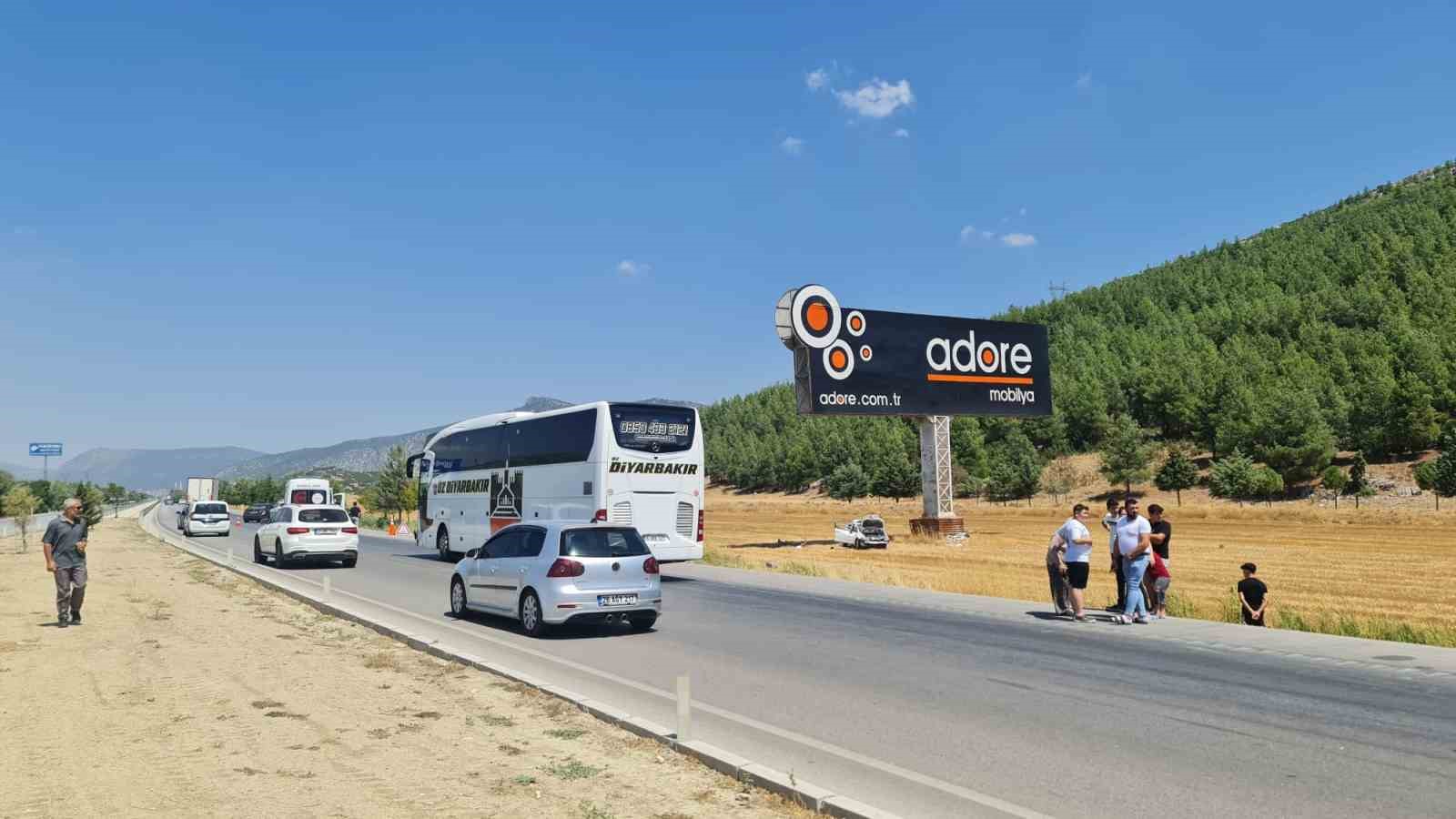 Sollamak istediği otobüse çarpıp tarlaya uçtu, 1’i ağır 3 kişi yaralandı 