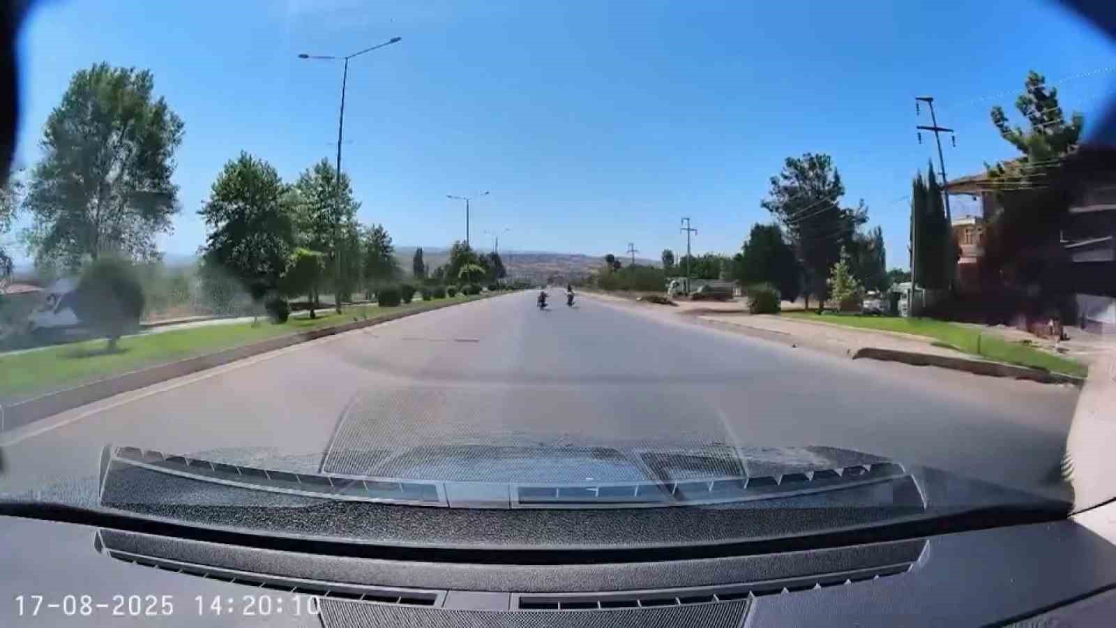 Canlarını hiçe saydılar, motosikletlerin üzerine yatarak yarıştılar 