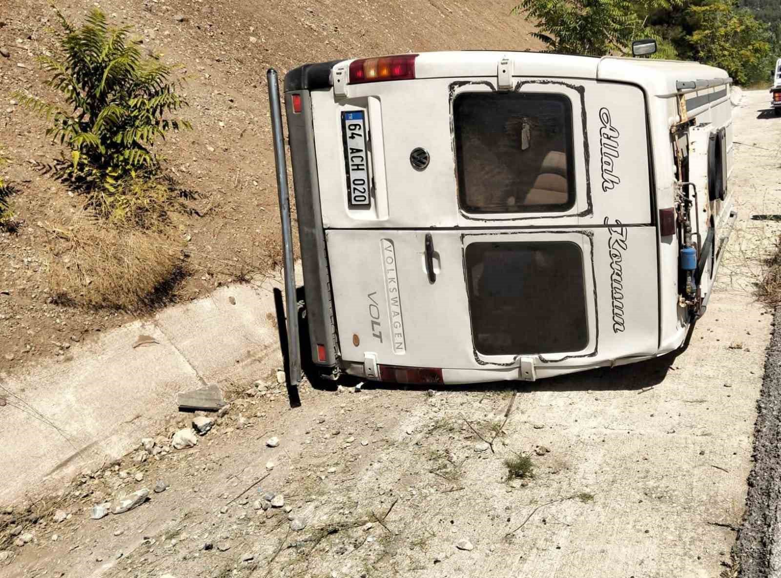 Viraja hızlı giren minibüs şarampole devrildi: 1 yaralı 