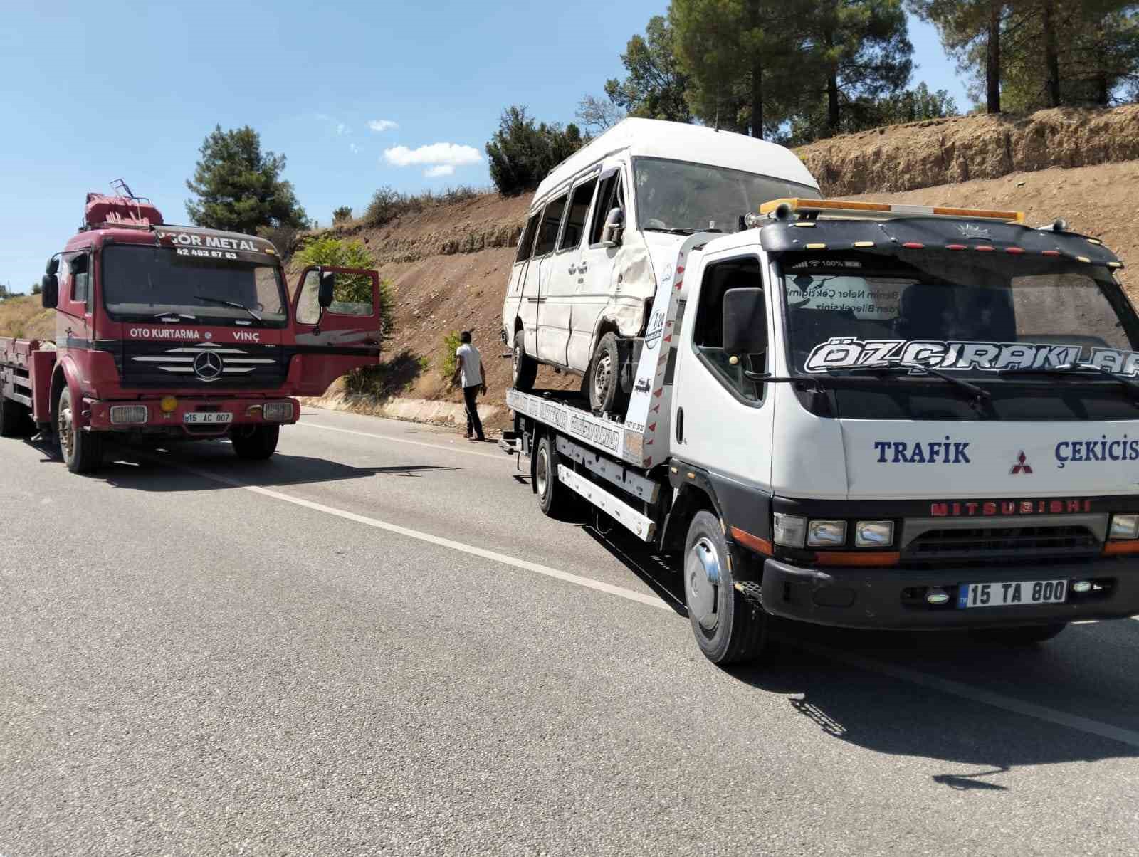 Viraja hızlı giren minibüs şarampole devrildi: 1 yaralı 