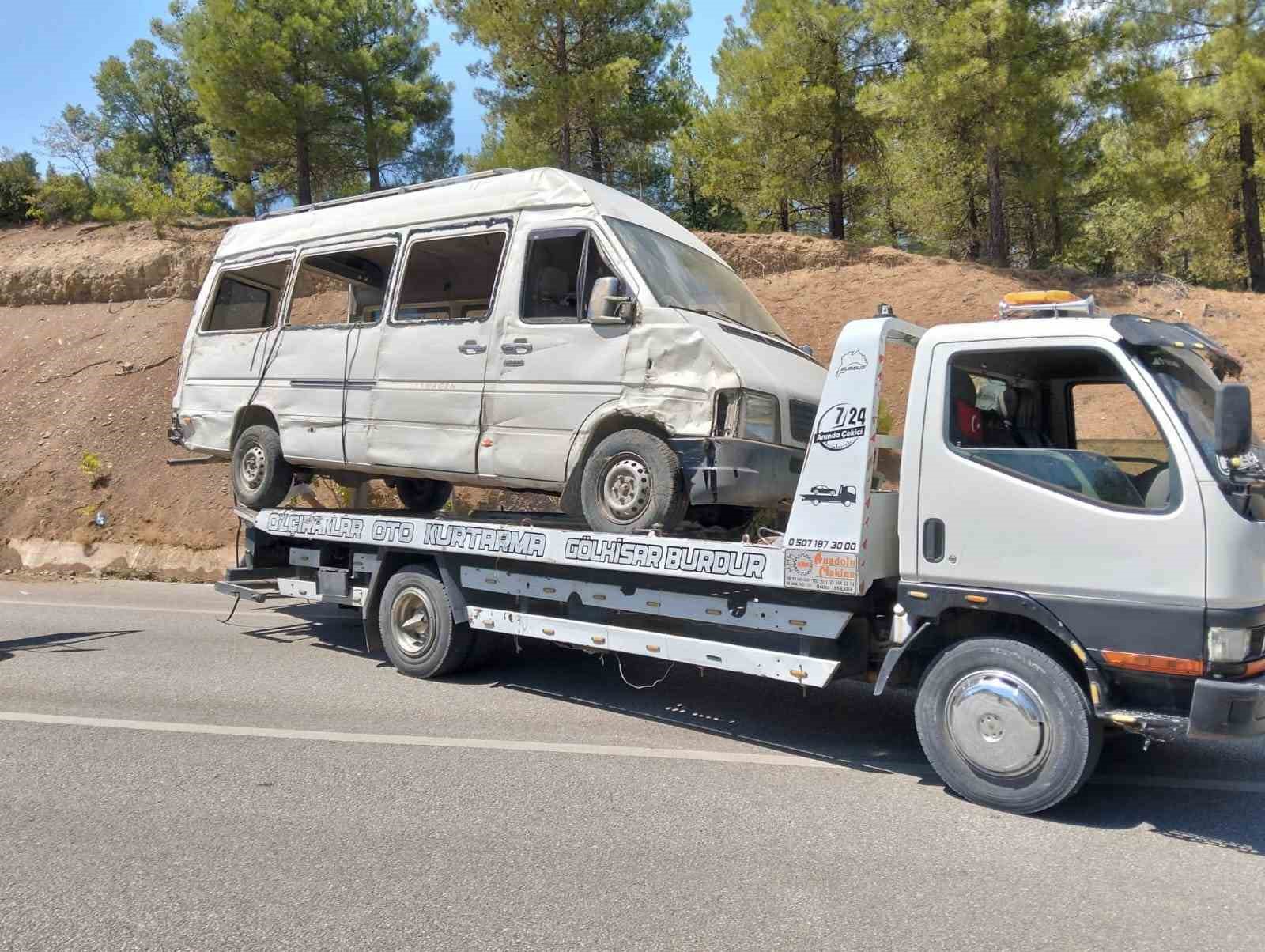 Viraja hızlı giren minibüs şarampole devrildi: 1 yaralı 