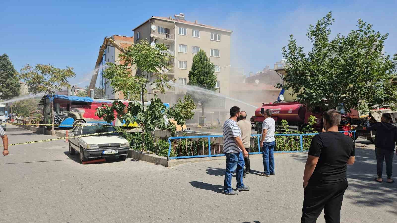 Sındırgı’da depremde ağır hasar gören binalar yıkılmaya devam ediyor
