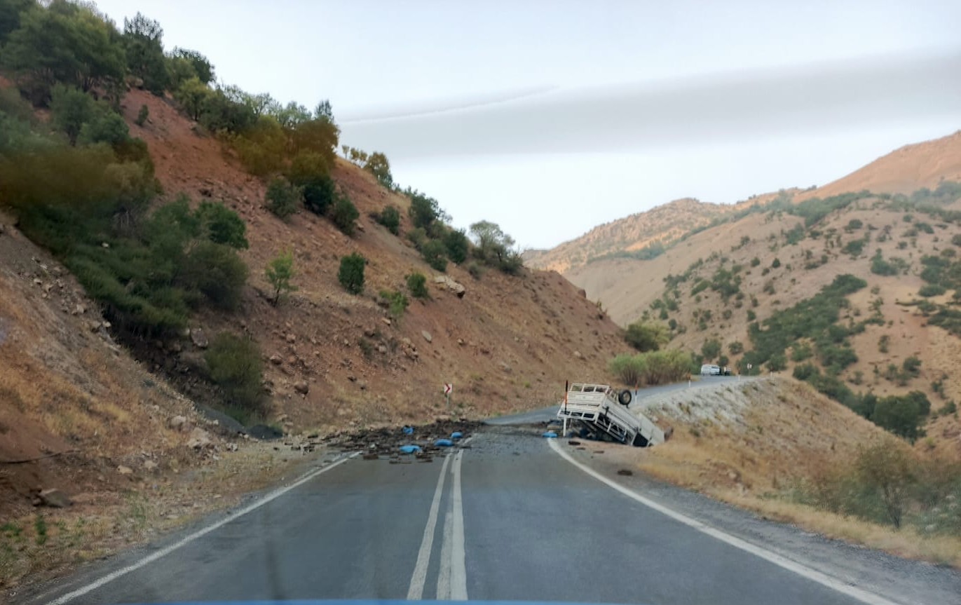 Hakkari’de kamyonet takla attı: 2 yaralı 