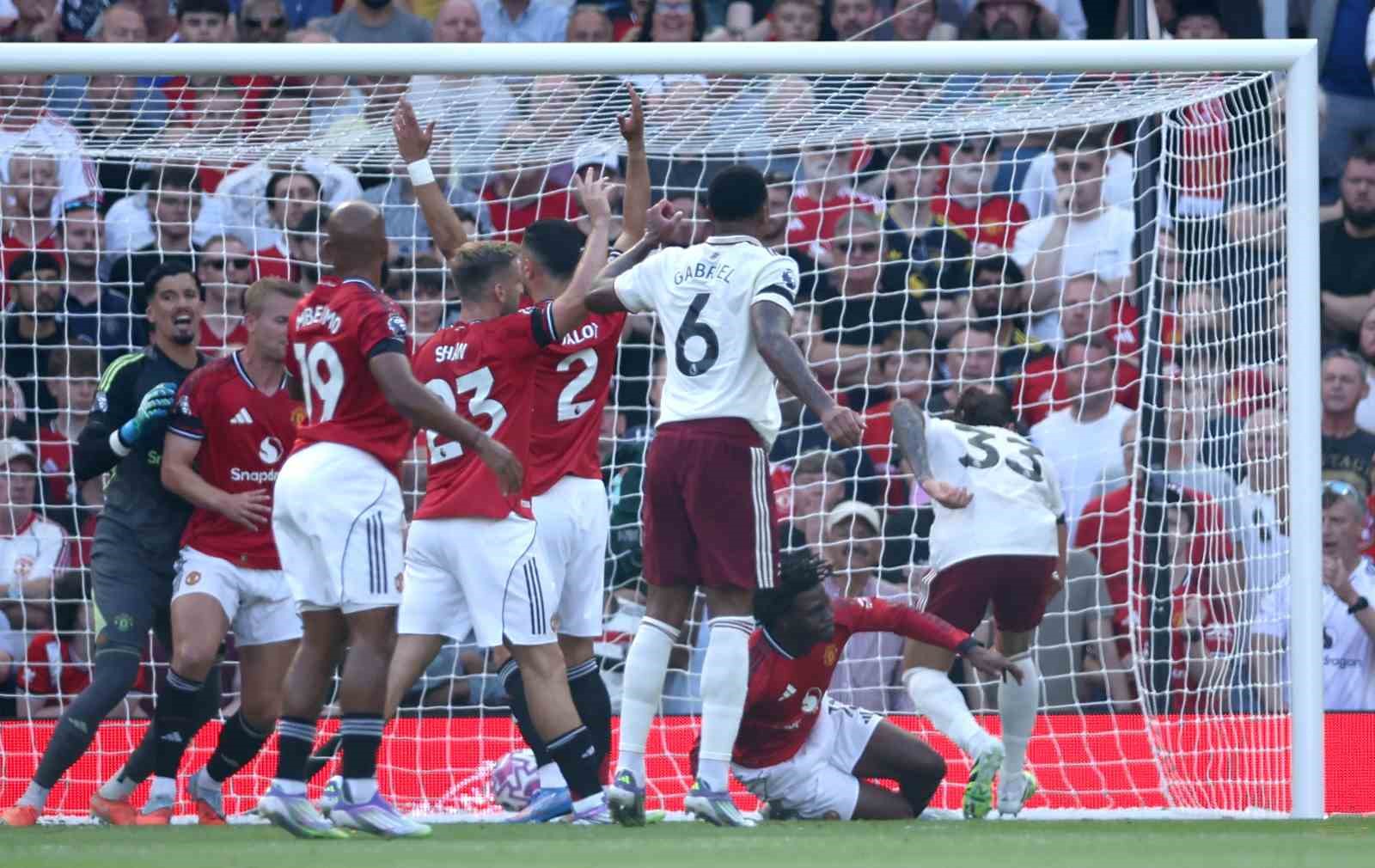Arsenal, Manchester United deplasmanında tek golle güldü 