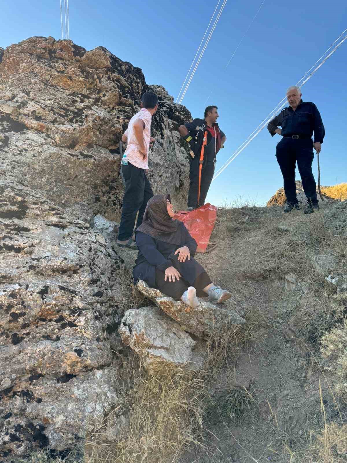 Ayağı burkulan kadın kayalıklarda mahsur kaldı 
