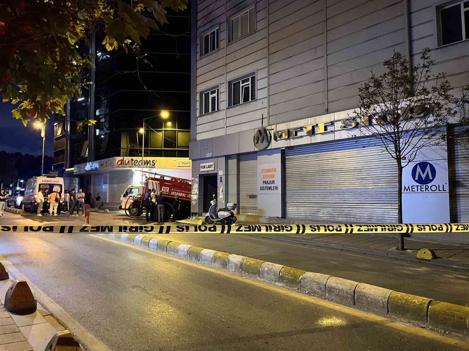 Kağıthane’de 5 katlı iş merkezinin çatısında yangın çıktı 
