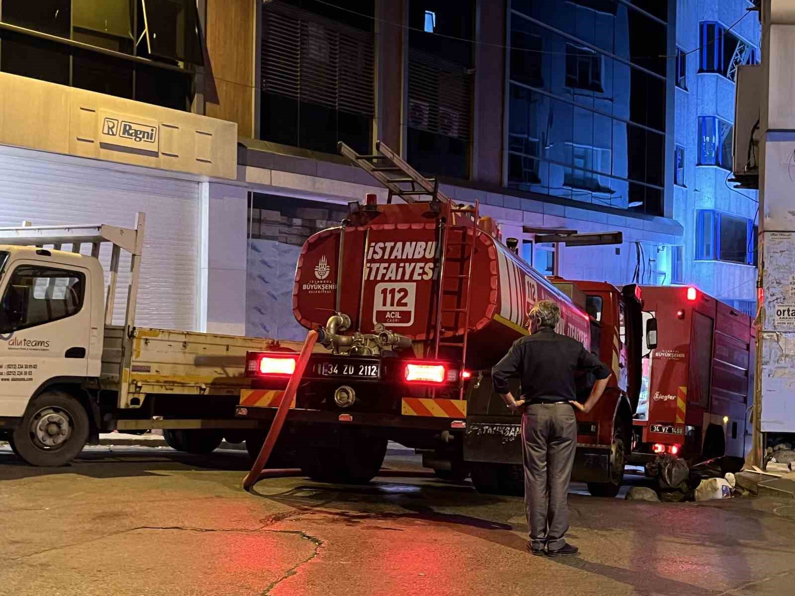 Kağıthane’de 5 katlı iş merkezinin çatısında yangın çıktı 
