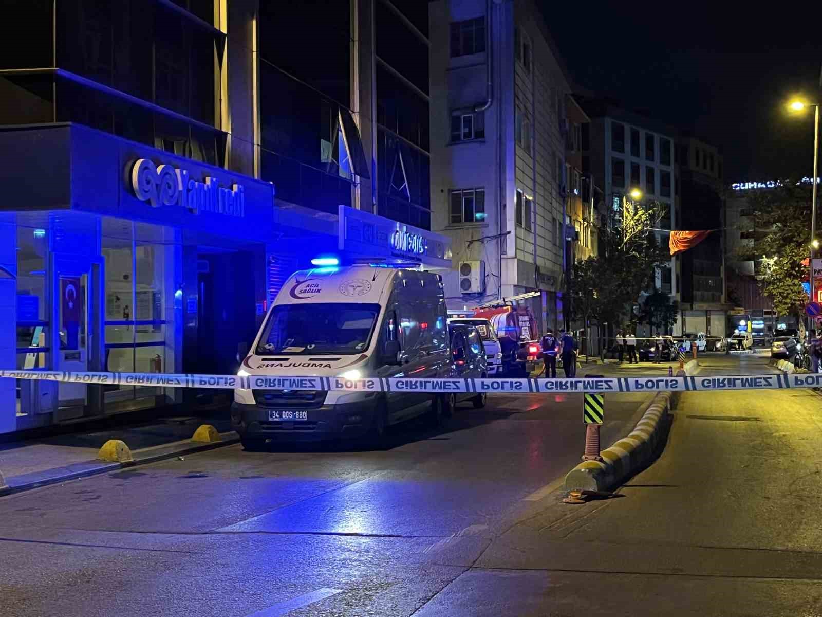 Kağıthane’de 5 katlı iş merkezinin çatısında yangın çıktı 
