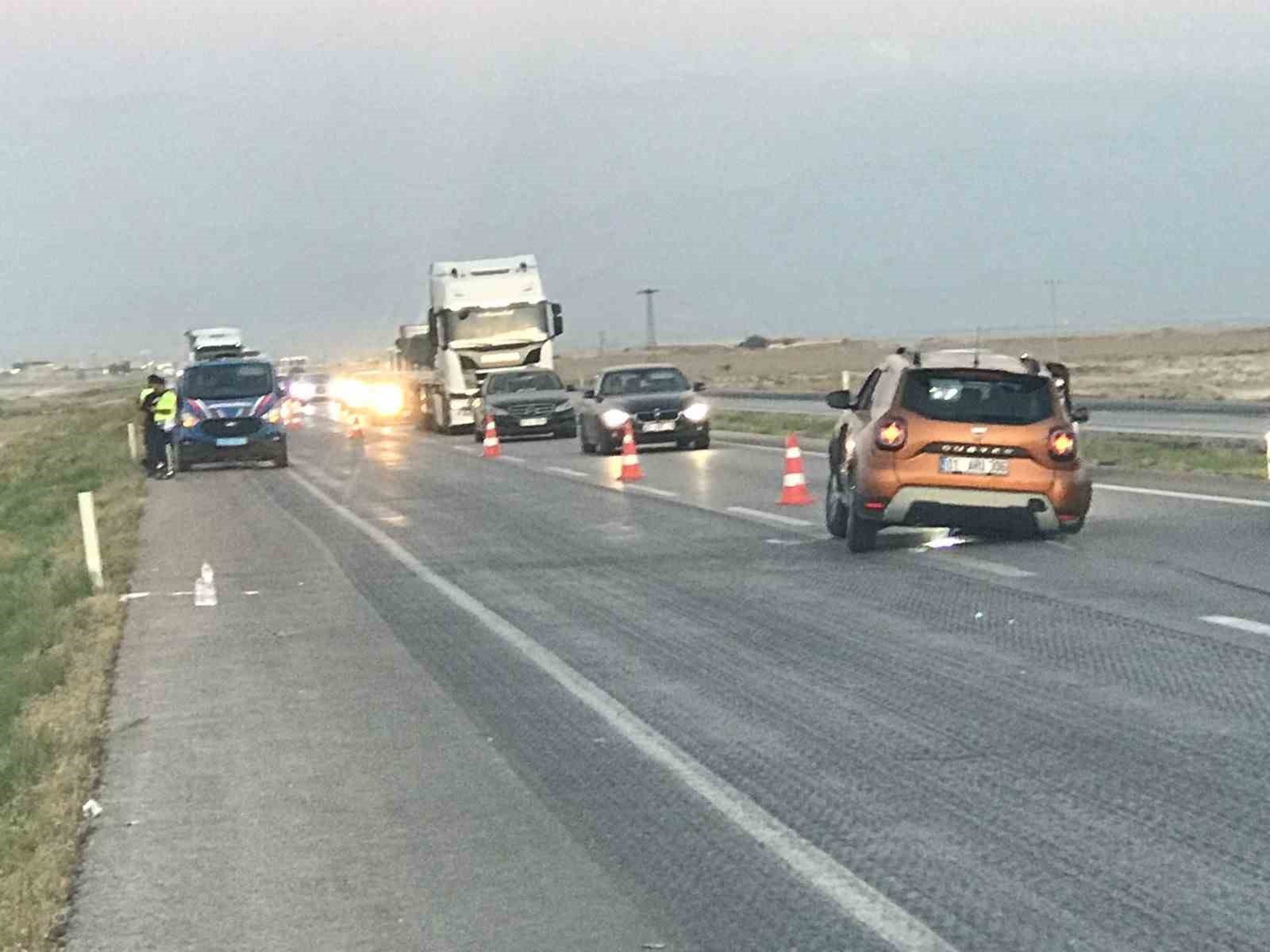 Kontrolden çıkan otomobil karşı şeride geçti: 4 yaralı 