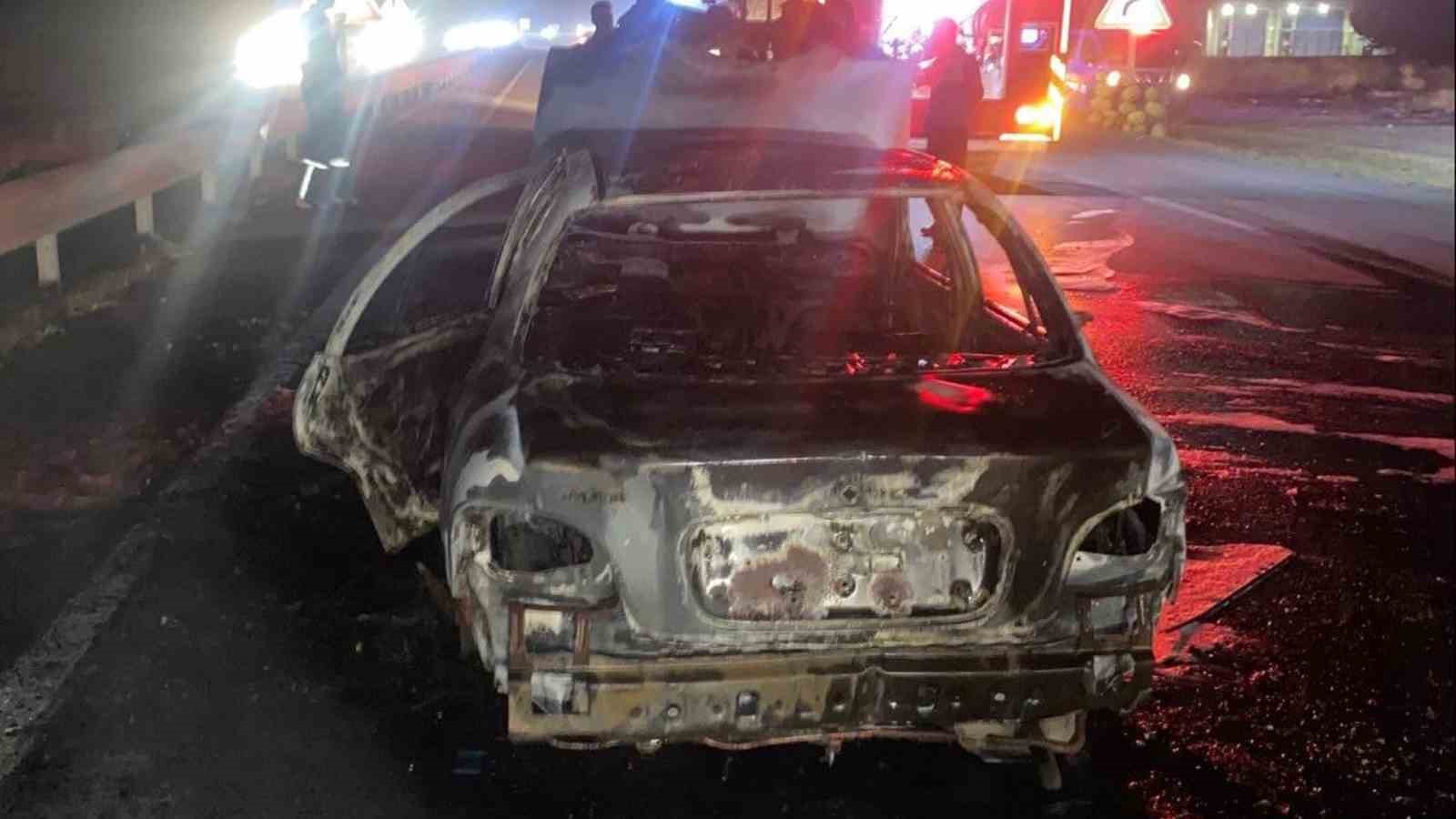 Kırıkkale’de seyir halindeki araç alev alev yandı: 2 yaralı 