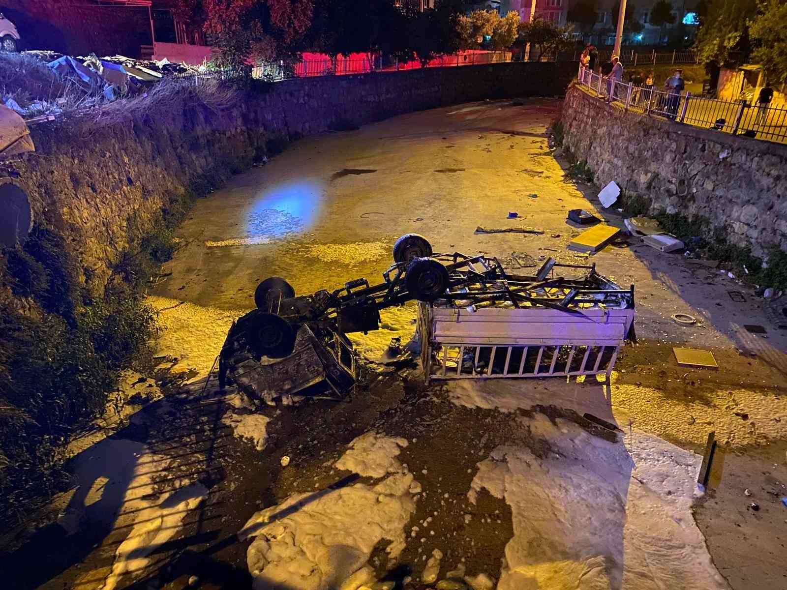 Dere yatağına düşen kamyonet alev aldı 