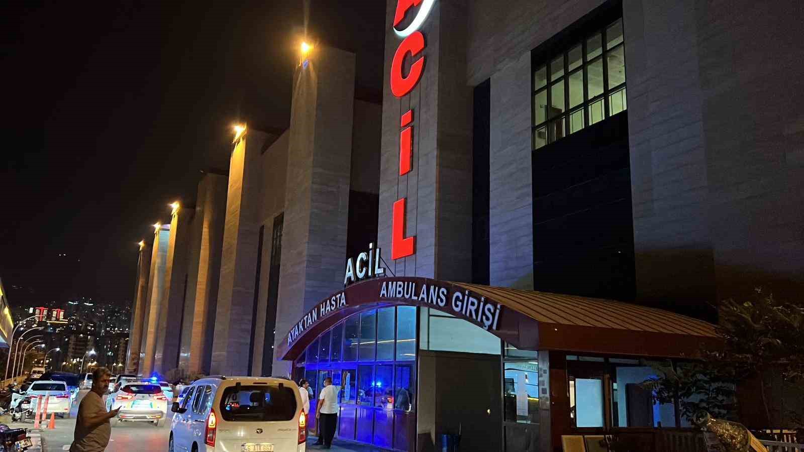 Markete gitmek isteyen anne ve kızına otomobil çarptı: Anne öldü, kızı ağır yaralandı 