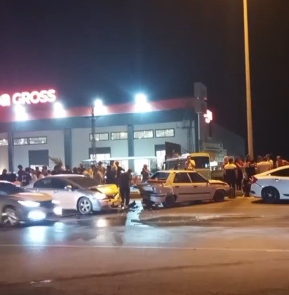 Markete gitmek isteyen anne ve kızına otomobil çarptı: Anne öldü, kızı ağır yaralandı 
