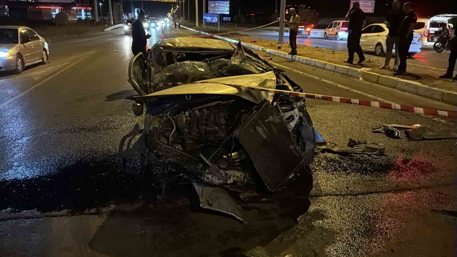 Bariyere çarpan otomobil metrelerce sürüklendi: 1 ölü, 1 yaralı 