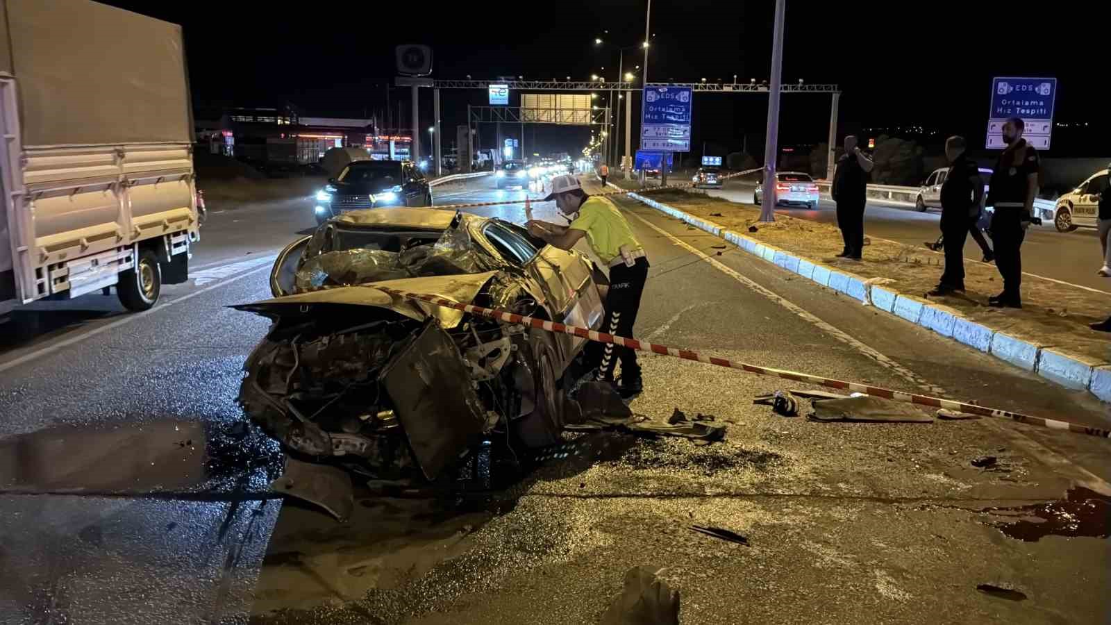 Bariyere çarpan otomobil metrelerce sürüklendi: 1 ölü, 1 yaralı 
