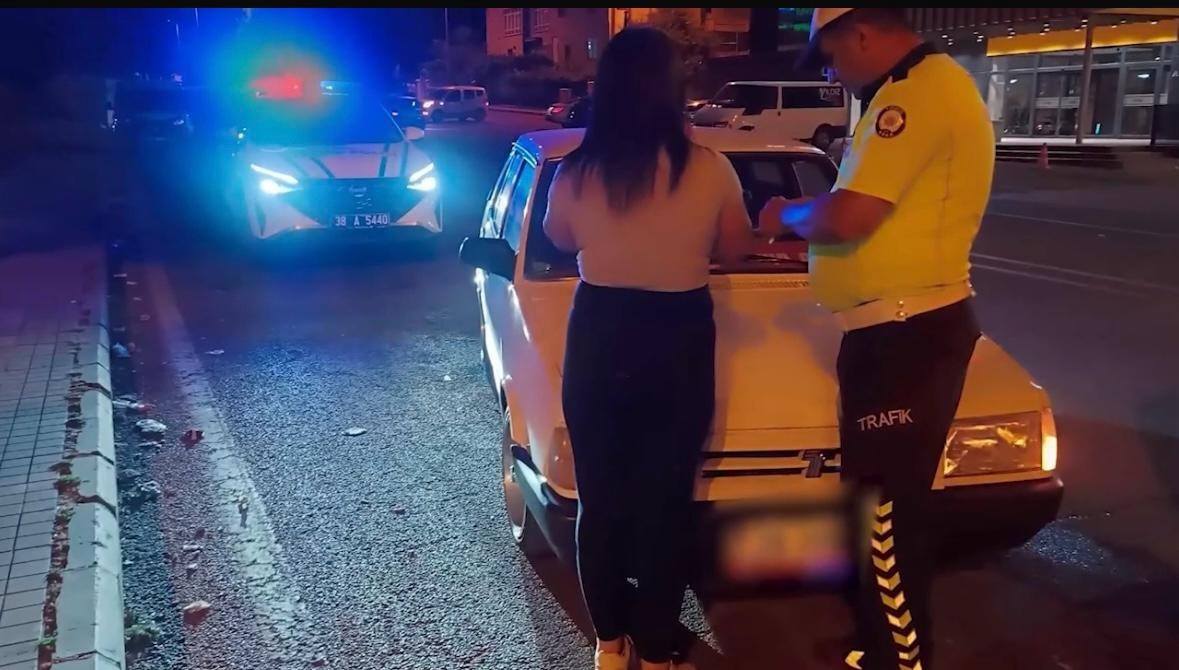 Kayseri’de drift atan kadın sürücüye 48 bin TL ceza yazıldı 